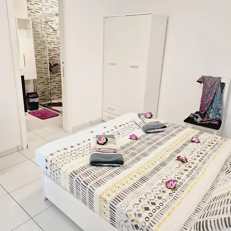 Vistas Apartment, Ocean View, 2 Bedrooms & Free Wifi Арона